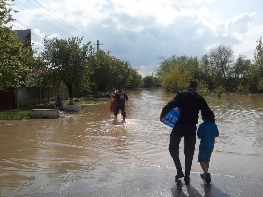 Pompierii argeseni  alaturi de semenii afectati de inundatii | imaginea 1