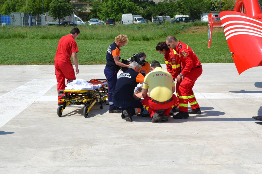 Doi morti si un ranit grav in urma coliziunii dintre un autotren si un autoturism | imaginea 1