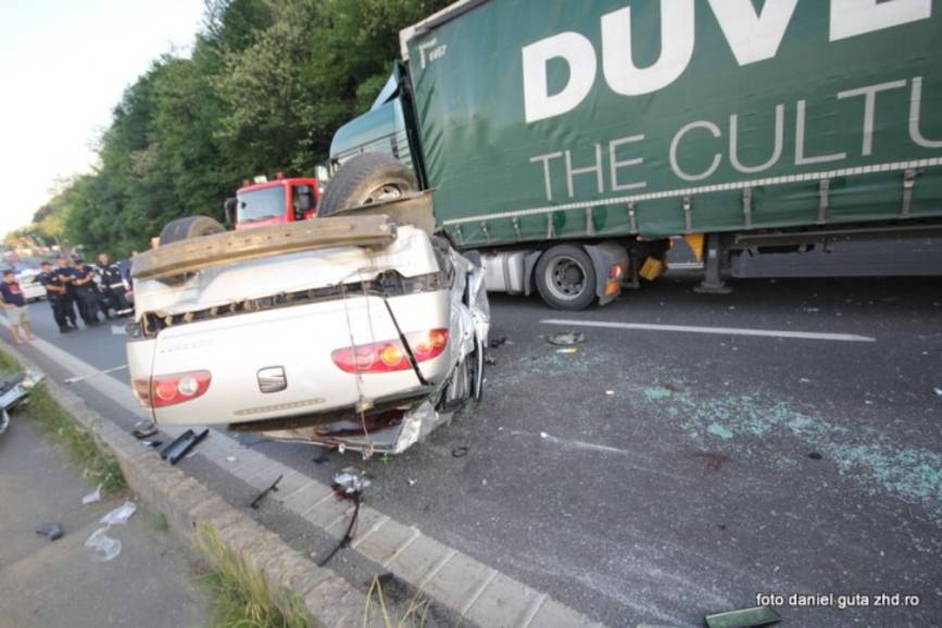 Doi morti si un ranit grav in urma coliziunii dintre un autotren si un autoturism | imaginea 2