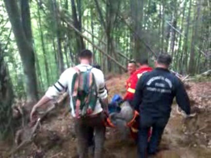 Misiune dificila de salvare a unui barbat dintr o localitate izolata din muntii Orastiei | imaginea 1
