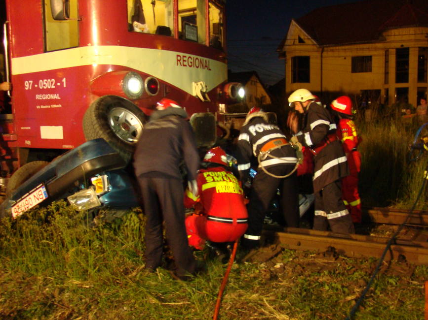 Pompierii au salvat un tanar incarcerat intr un autoturism prins in totalitate sub locomotiva unui tren | imaginea 1