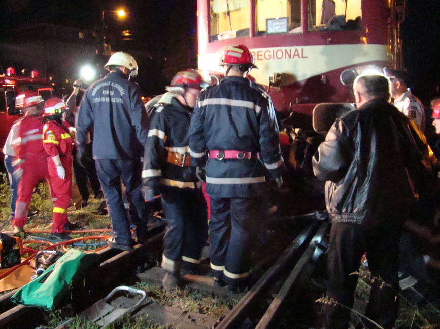Pompierii au salvat un tanar incarcerat intr un autoturism prins in totalitate sub locomotiva unui tren | imaginea 2