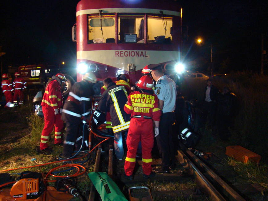 Pompierii au salvat un tanar incarcerat intr un autoturism prins in totalitate sub locomotiva unui tren | imaginea 3