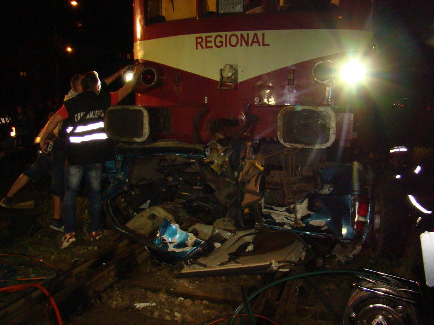 Pompierii au salvat un tanar incarcerat intr un autoturism prins in totalitate sub locomotiva unui tren | imaginea 4