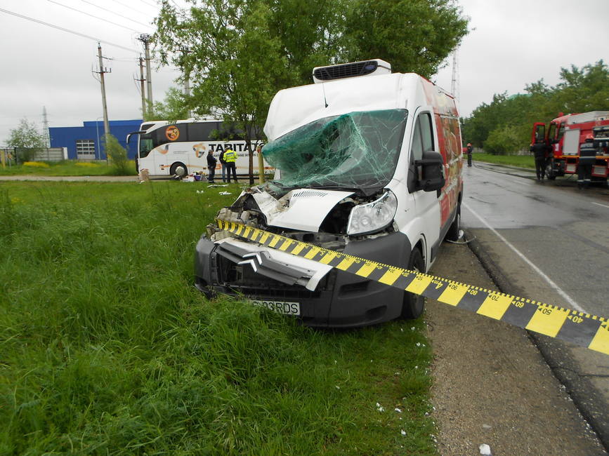 Un mort si patru vehicule avariate in urma unui accident rutier | imaginea 1