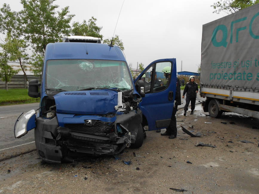 Un mort si patru vehicule avariate in urma unui accident rutier | imaginea 2