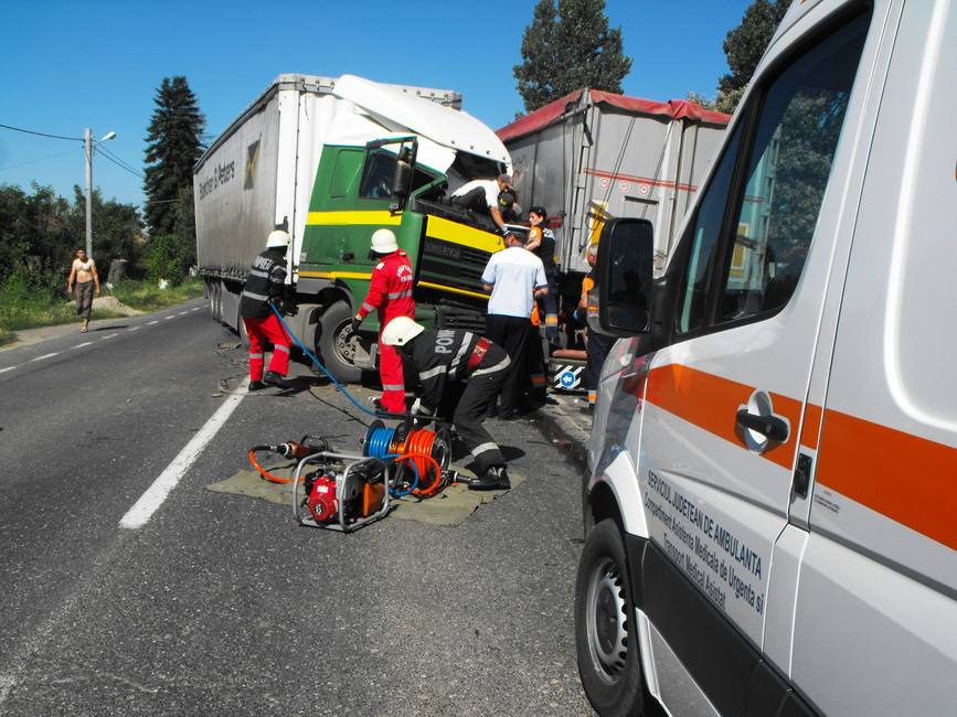 Doua autotrenuri au intrat in coliziune | imaginea 1