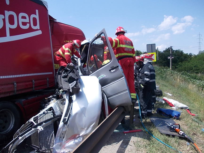 Un mort si 3 grav raniti in urma impactului dintre un tir si un microbuz | imaginea 1