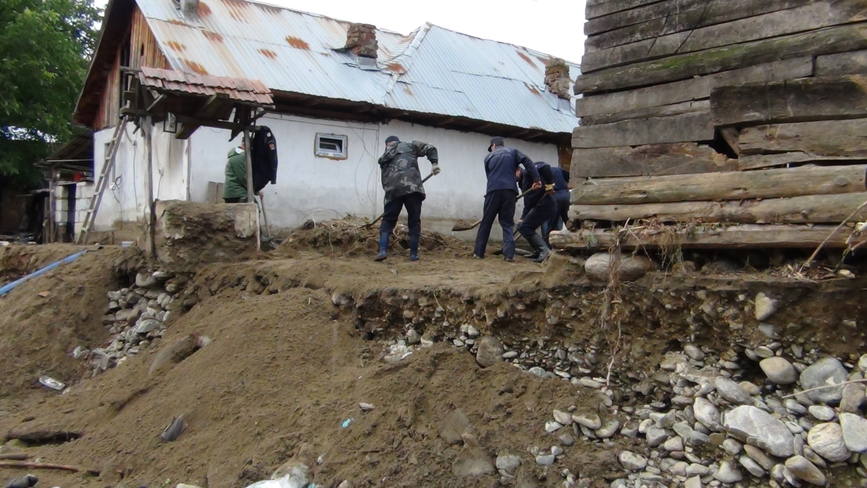 Pompierii militari din Mures si Valcea alaturi de semenii afectati de inundatii | imaginea 1