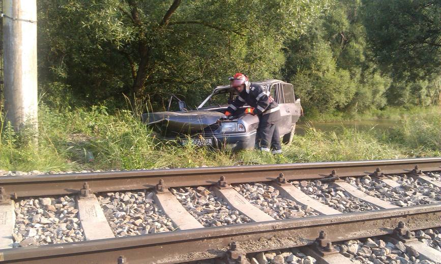 Un autoturism a intrat intr o cla ire  apoi a ricosat pe calea ferata | imaginea 3