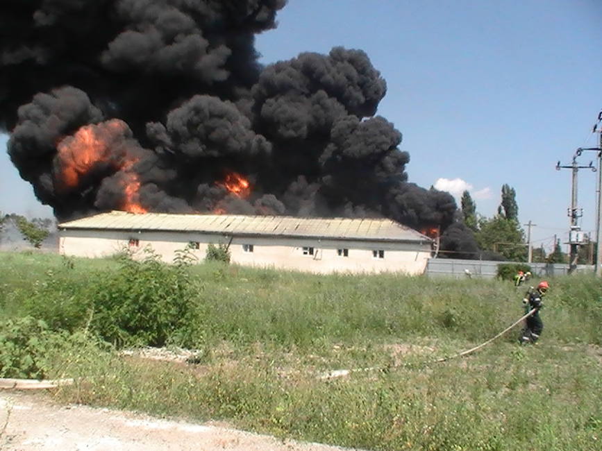 Un barbat a decedat iar altul a fost ranit in urma unui incendiu de proportii izbucnit la un depozit de vopseluri | imaginea 1