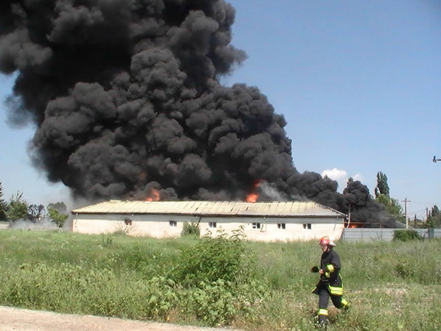 Un barbat a decedat iar altul a fost ranit in urma unui incendiu de proportii izbucnit la un depozit de vopseluri | imaginea 2