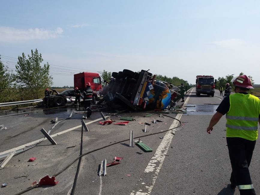 O autocisterna  o autobasculanta si un autoturism implicate intr un accident pe A2 | imaginea 1