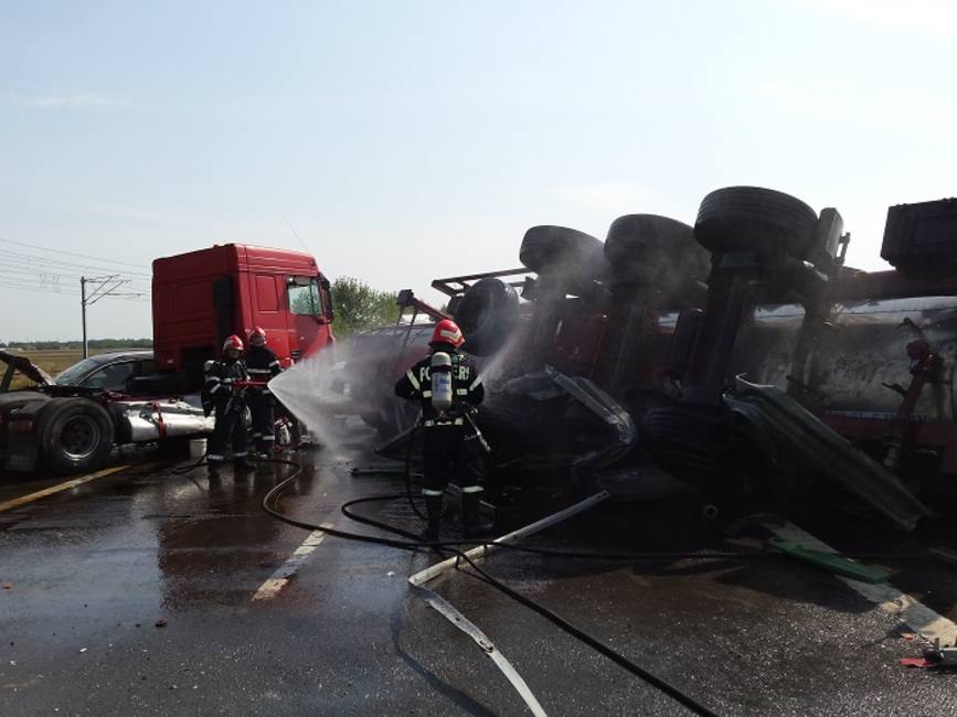 O autocisterna  o autobasculanta si un autoturism implicate intr un accident pe A2 | imaginea 2