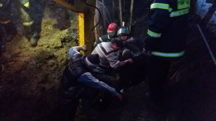 Barbat surprins de un mal de pamant  salvat de pompieri | imaginea 1