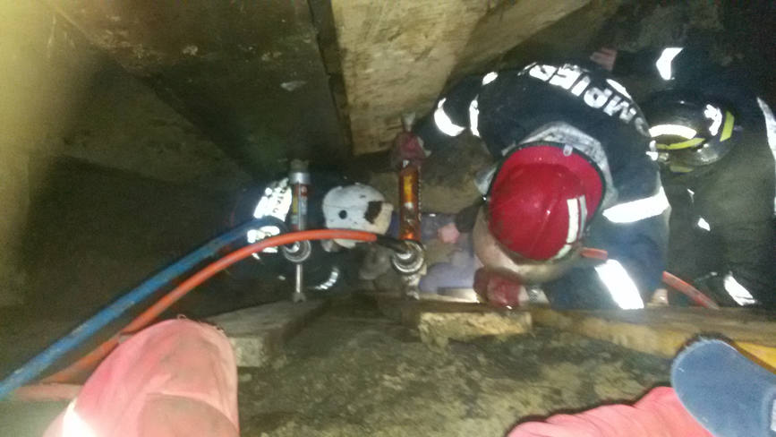 Barbat surprins de un mal de pamant  salvat de pompieri | imaginea 3