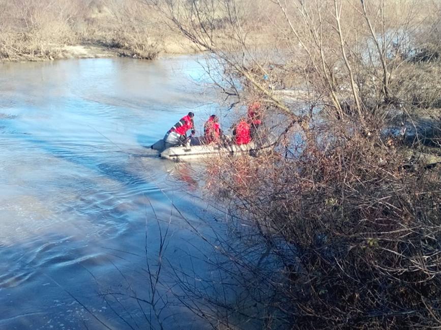 O fetita de 3 ani  disparuta in apele paraului Dambovnic  cautata de pompieri | imaginea 1