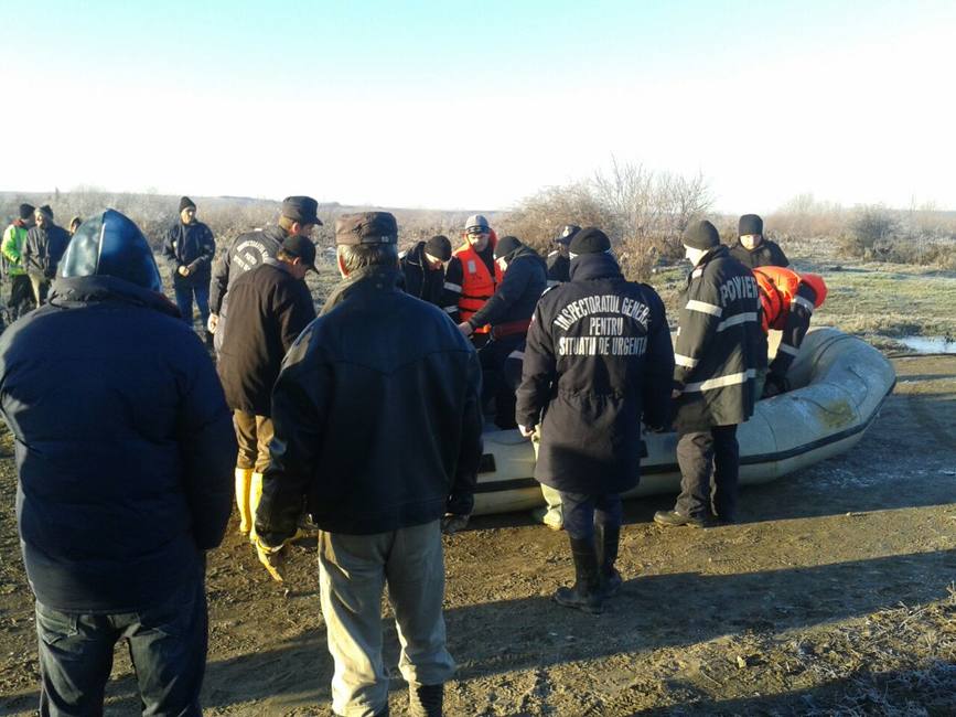 O fetita de 3 ani  disparuta in apele paraului Dambovnic  cautata de pompieri | imaginea 2