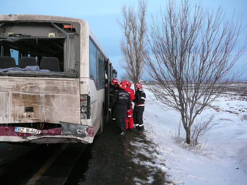 Doua autobuze implicate intr un accident rutier | imaginea 1