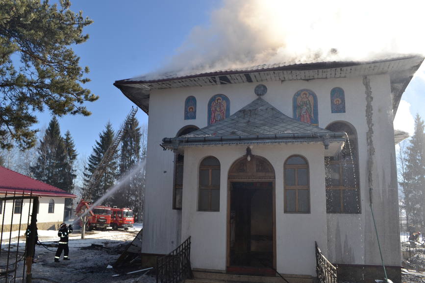 Incendiu la Biserica cu hramul  Sf  Arhanghel Mihail si Gavriil  din localitatea Poiana Stampei | imaginea 2