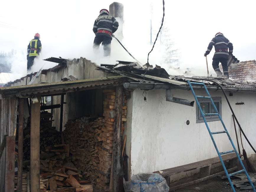 O batranica de 100 de ani  salvata de pompierii voluntari dintr un incendiu | imaginea 1