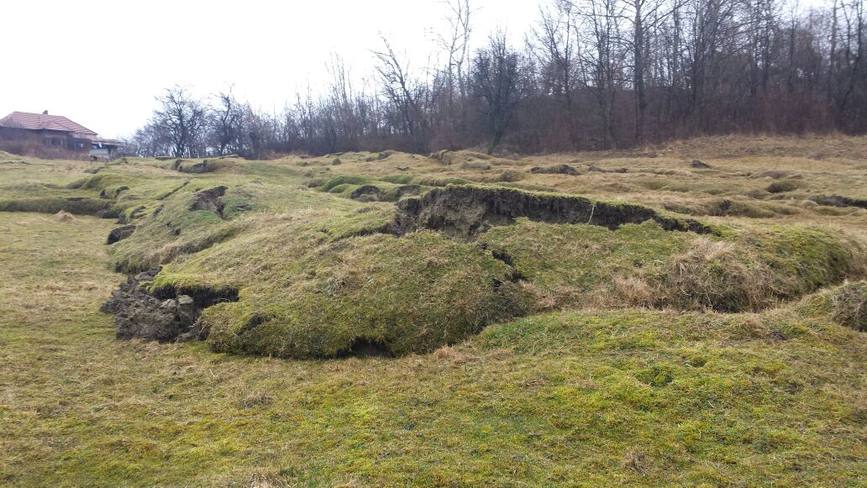15 persoane evacuate ca urmare a alunecarilor de teren din comuna Bumbesti Pitic | imaginea 2