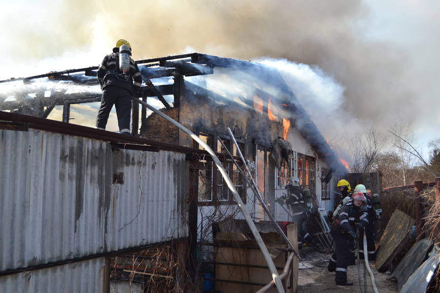 Incendiu la un atelier de confectionat mobila | imaginea 1