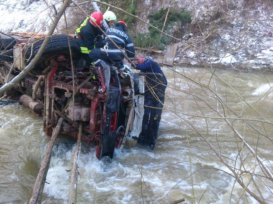 Un tanar si a pierdut viata dupa ce autocamionul pe care il conducea s a prabusit intr o prapastie | imaginea 1