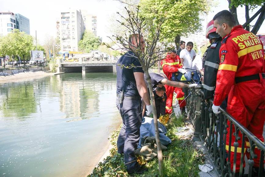 Un tanar a fost salvat de pompieri | imaginea 1