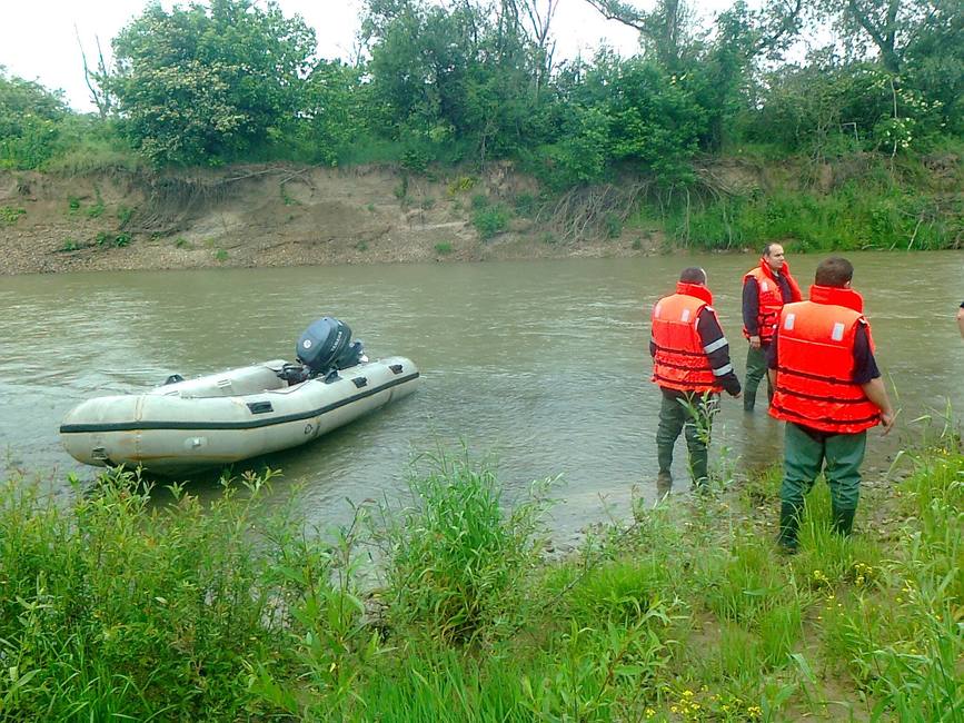 Cadavru recuperat de pompieri din apele Crisului Negru | imaginea 1