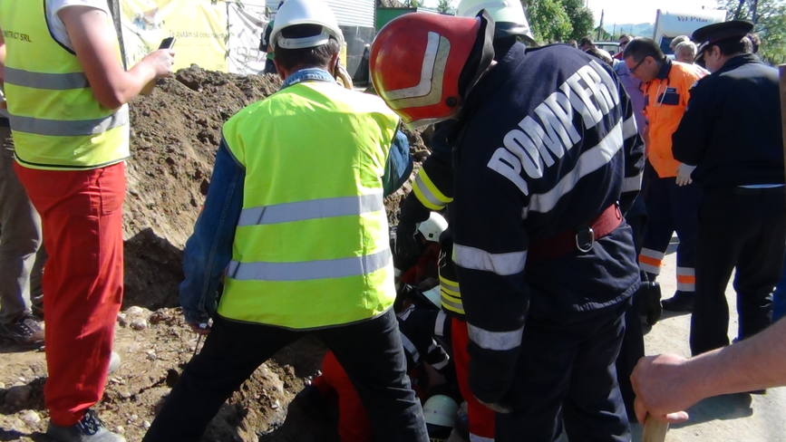 Pompierii au salvat un barbat peste care s a prabusit un mal de pamant | imaginea 1