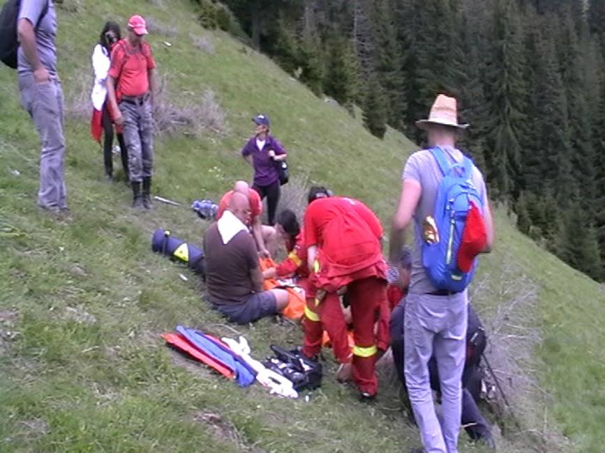 Salvarea unei fetite pe cale aeriena din zona Valea Vinului   Poienita cu narcise | imaginea 1
