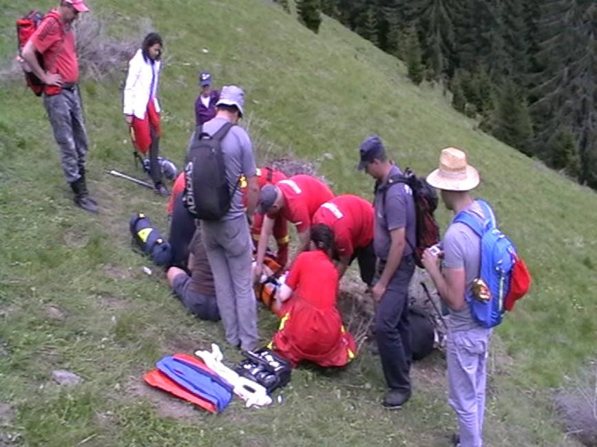 Salvarea unei fetite pe cale aeriena din zona Valea Vinului   Poienita cu narcise | imaginea 2