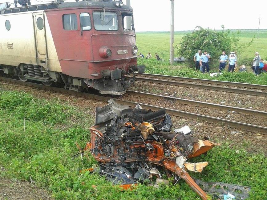 Un sofer de TIR a decedat in urma coliziunii cu un tren | imaginea 1