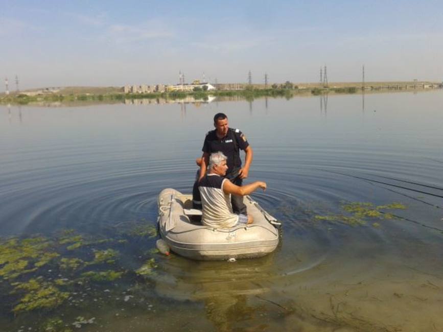 Pompierii au salvat doi pescari din raul Olt | imaginea 1