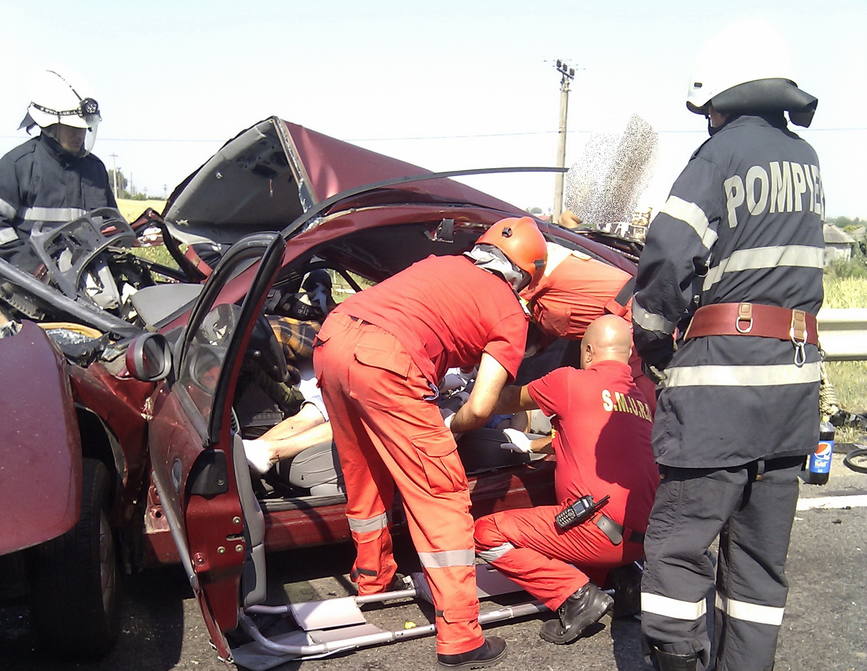 Autoturism intrat in coliziune cu un autotren | imaginea 1