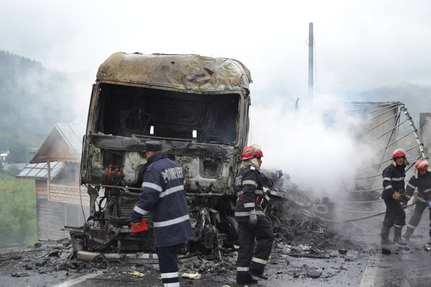 Incendiu in urma ciocnirii a doua autotrenuri | imaginea 1