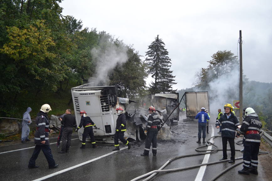 Incendiu in urma ciocnirii a doua autotrenuri | imaginea 2