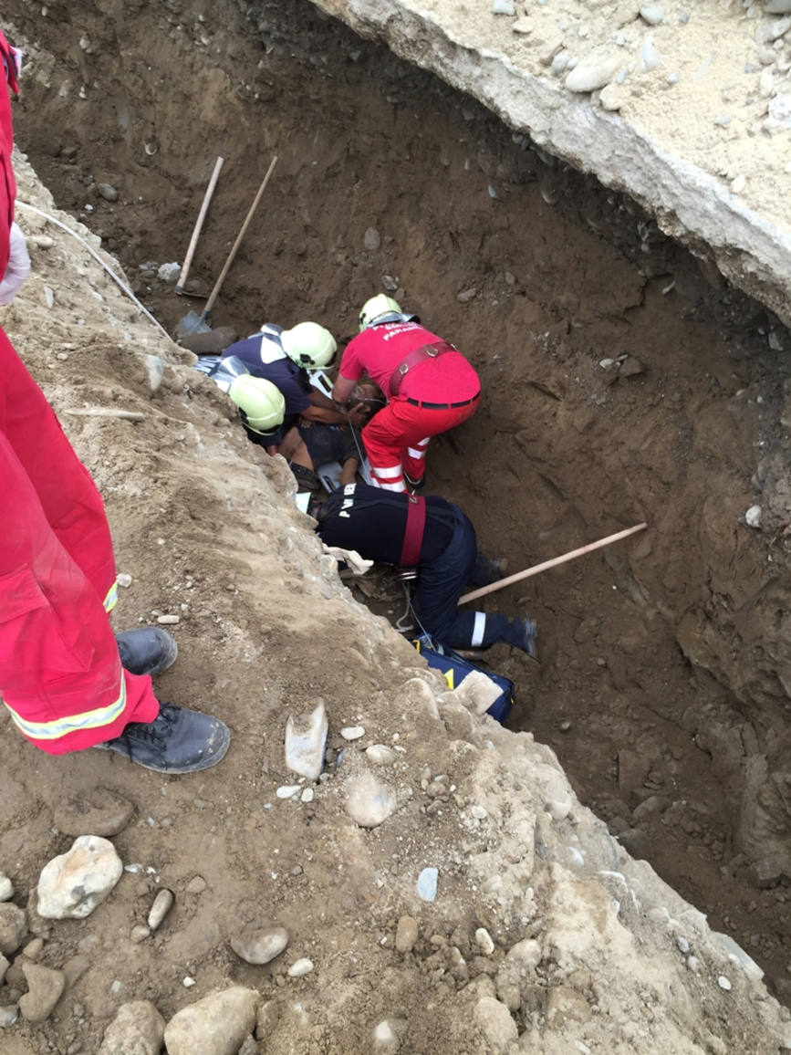 Un barbat  peste care s a surpat un mal de pamant  a fost salvat de pompieri | imaginea 1