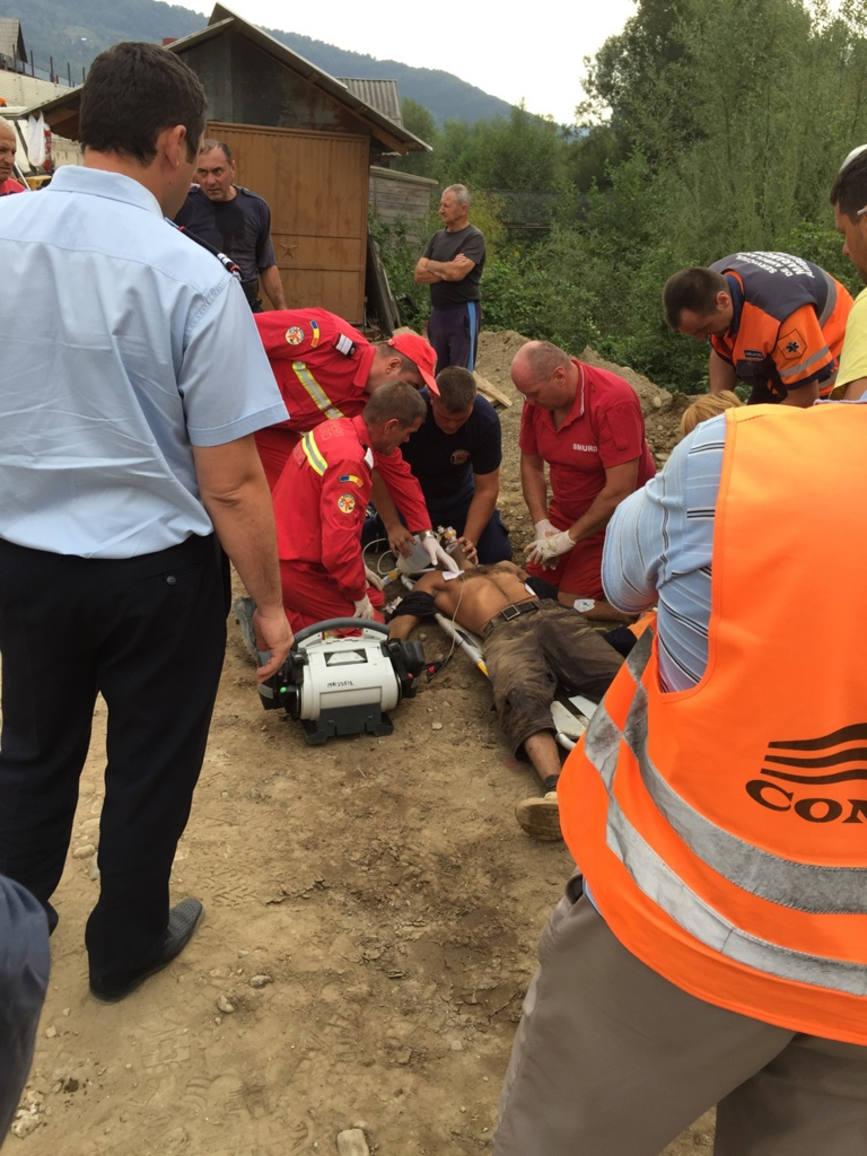 Un barbat  peste care s a surpat un mal de pamant  a fost salvat de pompieri | imaginea 2