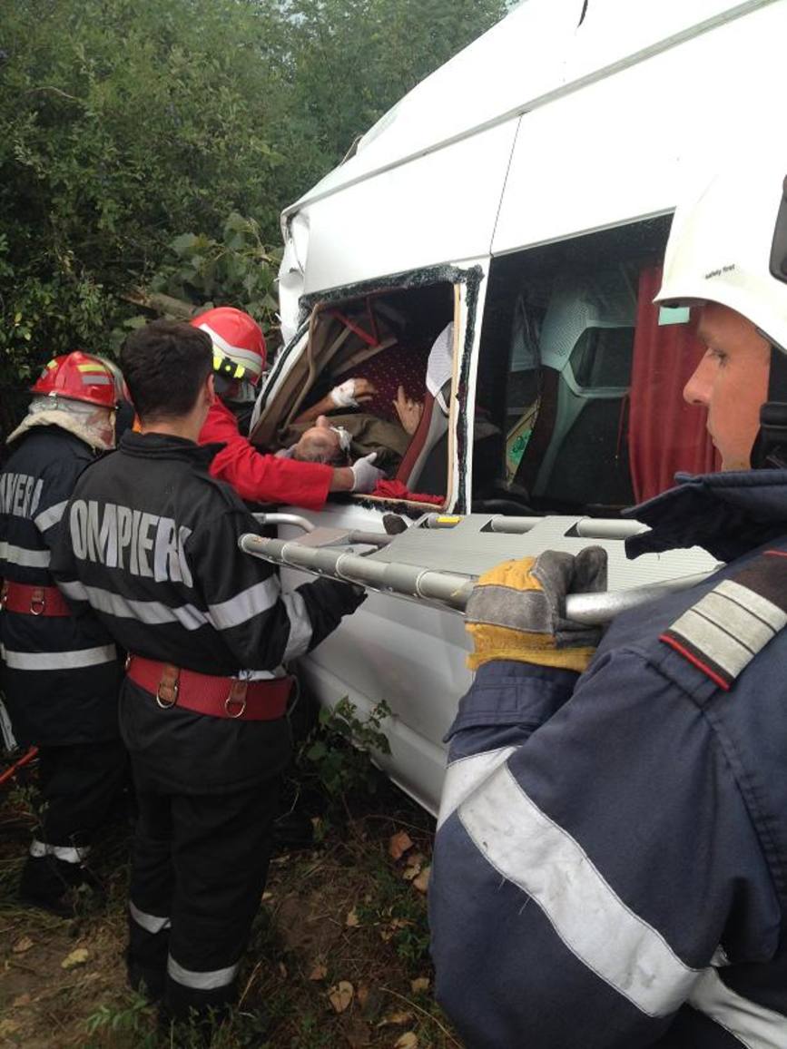 Un copac s a prabusit peste o masina  incarcerand o persoana | imaginea 1