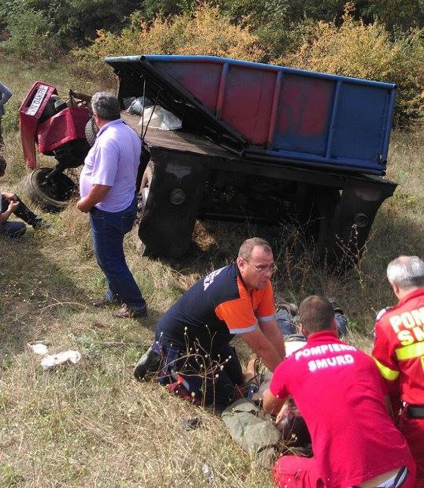 Un barbat a murit dupa ce s a rasturnat cu un tractor | imaginea 1
