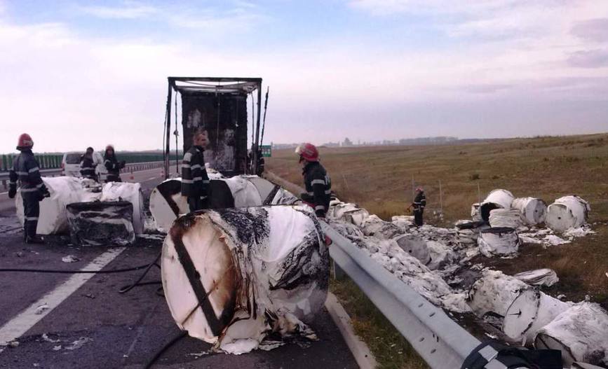 Camion in flacari dupa ce i a explodat o anvelopa | imaginea 1