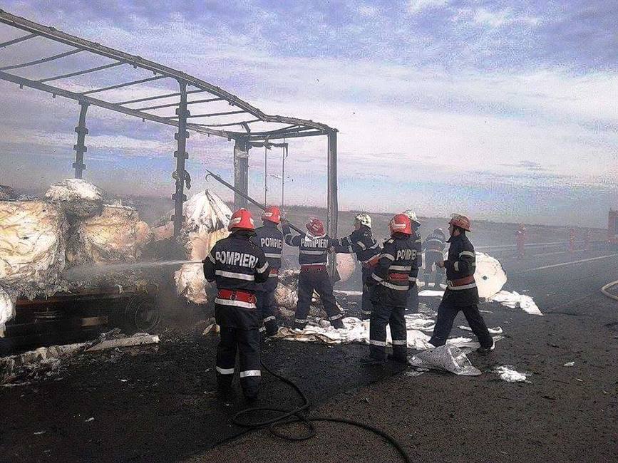 Camion in flacari dupa ce i a explodat o anvelopa | imaginea 2