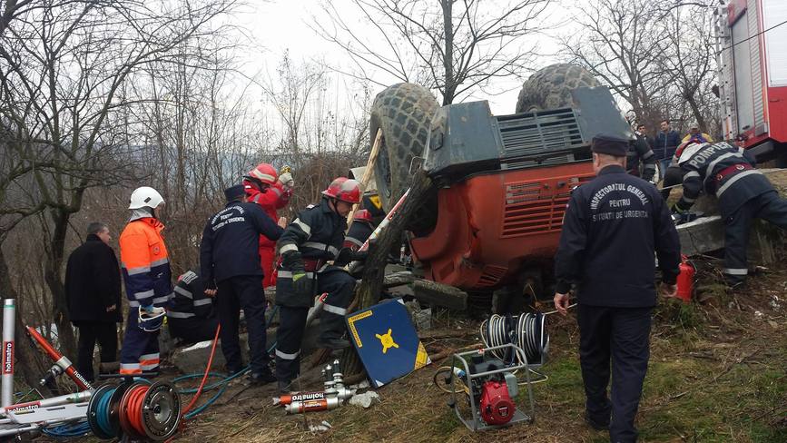 Pompierii au luptat contracronometru pentru a salva un conducator auto | imaginea 1