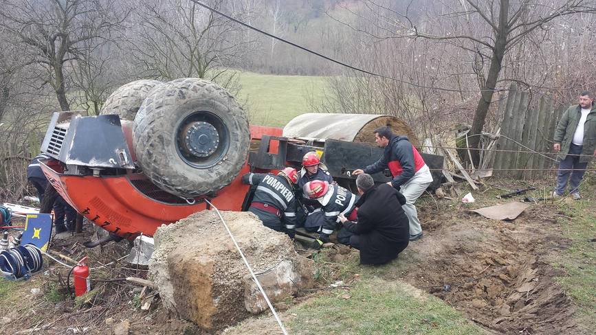 Pompierii au luptat contracronometru pentru a salva un conducator auto | imaginea 2