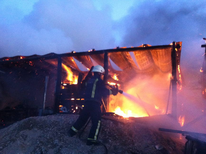 Incendiu de proportii la o locuinta  O butelie a explodat | imaginea 1