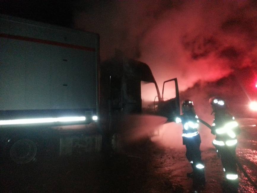 Incendiu izbucnit la un autotren  in localitatea Ostra | imaginea 1