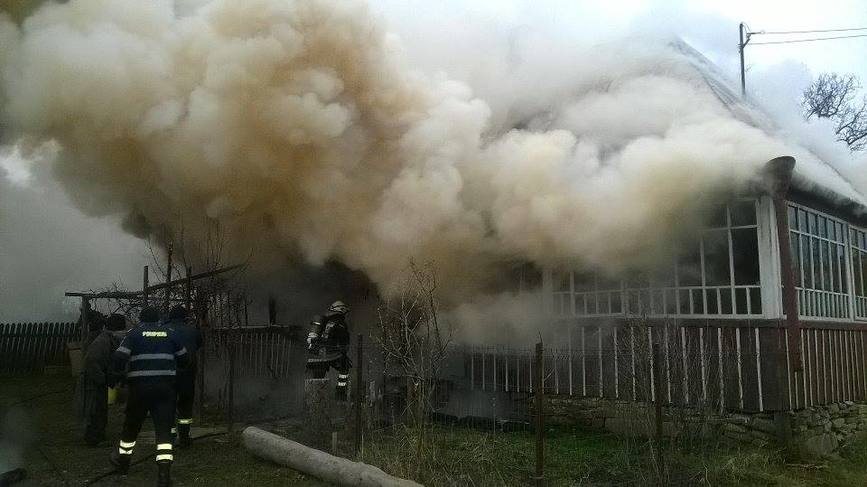 Locuinta cuprinsa de un incendiu violent | imaginea 1