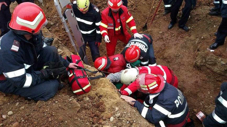 Operatiune contracronometru de salvare a trei persoane surprinse sub pamant | imaginea 1